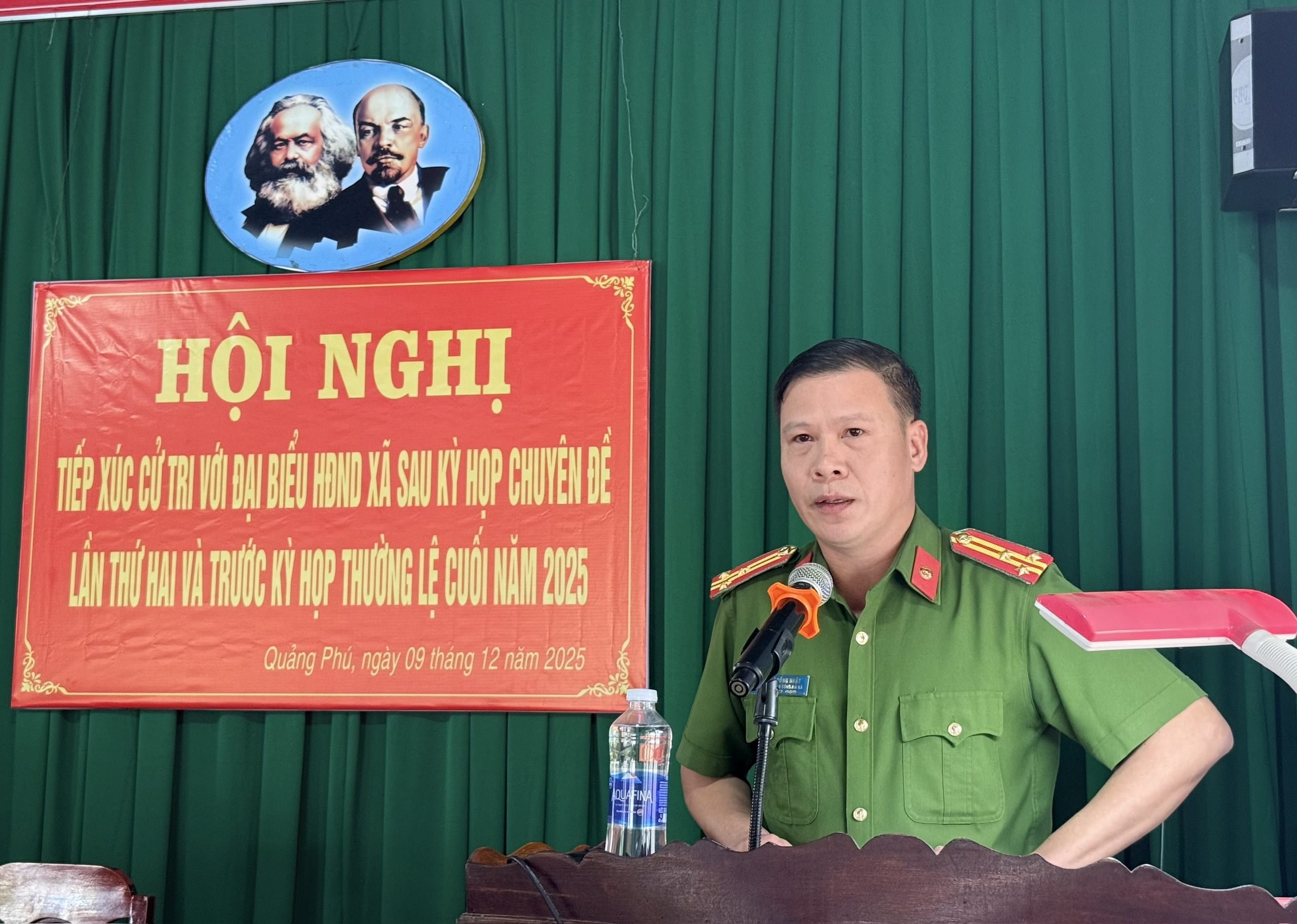 Đồng chí Lê Hồng Nhật - Trưởng Công an xã trả lời các ý kiến thuộc thẩm quyền